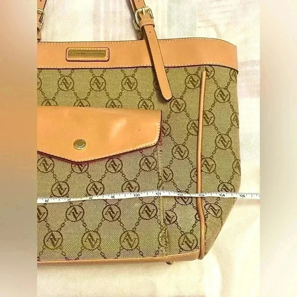 Adrienne Vittadini bag.  Great condition - Picture 4 of 7